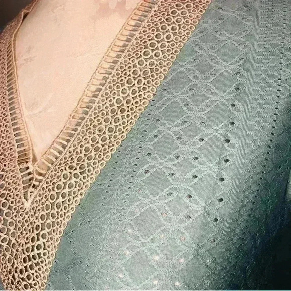 Sage green short sleeve embroidered contrast tan VNeck textured top size medium - Picture 8 of 12